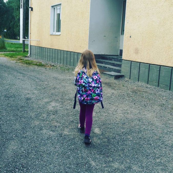 oppilas reppu selässä