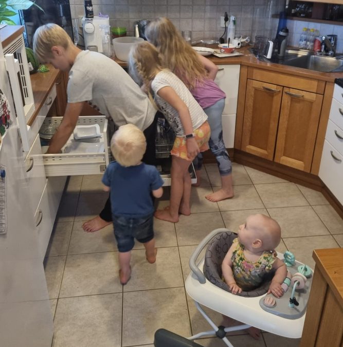 Lapset keittiöaskareissa