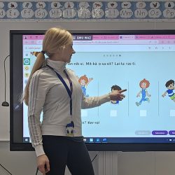 Opettaja älytaulun äärellä