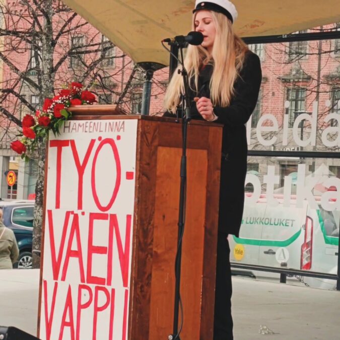 Puhetta pitämässä työväen vapputapahtumassa Hämeenlinnan torilla
