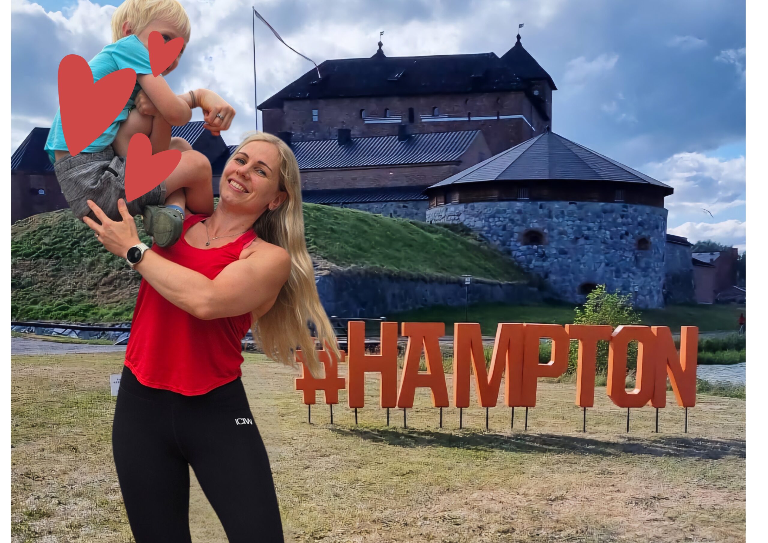 Kristiina Lindroos lapsen kanssa Hämeen linnan maiseman edessä. Taustalla kyltti, jossa lukee #HÄMPTON