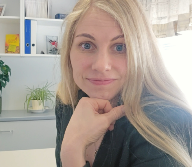 Kristiina Lindroos toimistohuoneessa