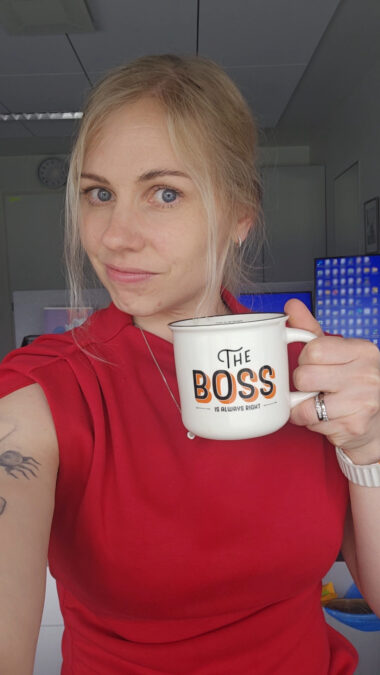 Kristiina Lindroos kädessään humoristinen kahvikuppi, jossa teksti " The boss is always right"